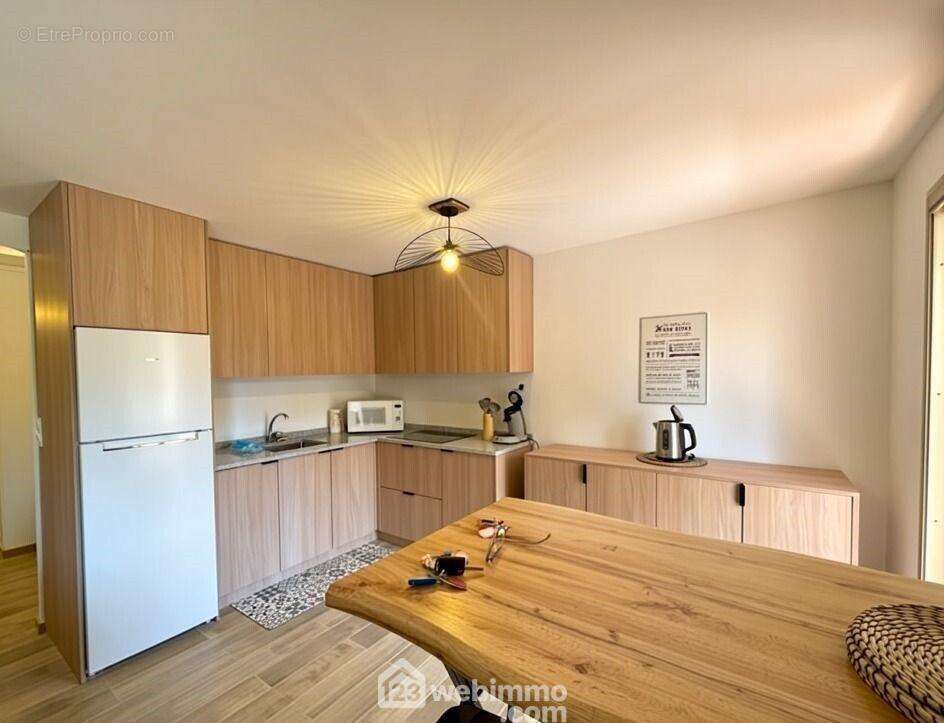 Cuisine fonctionnelle et lumineuse avec espace repas convivial. - Appartement à SAINTE-MAXIME