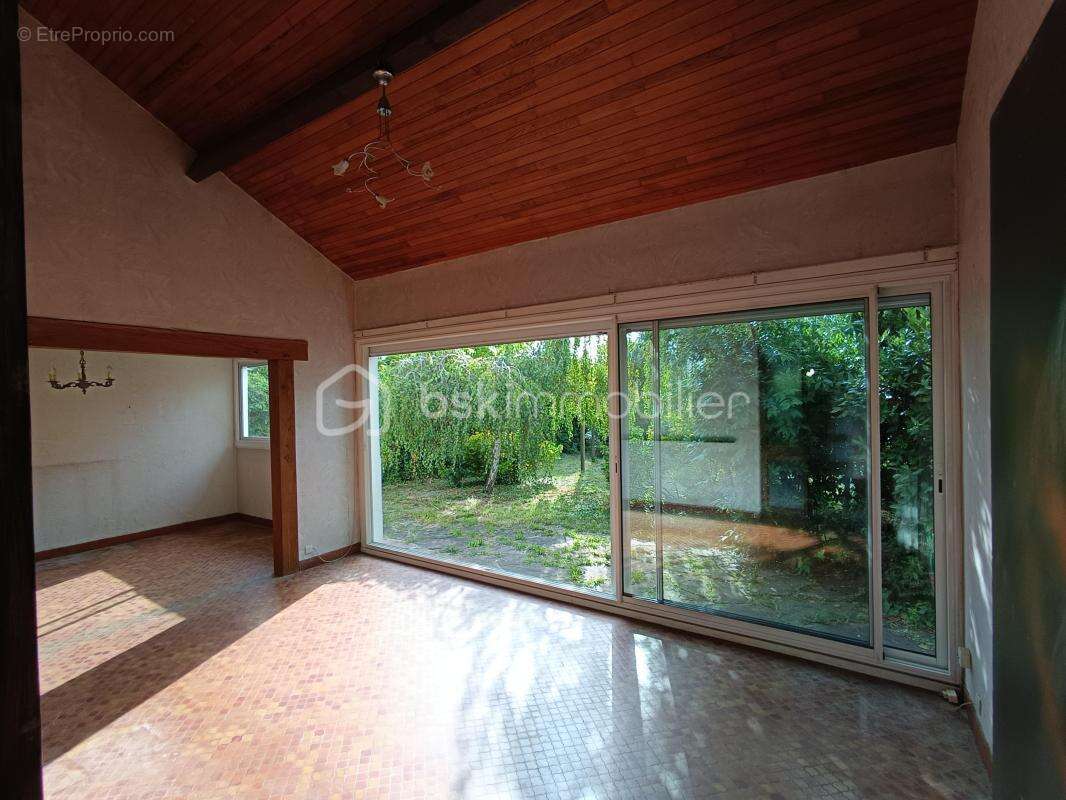 Secteur El Hogar - Maison de 107 m² avec jardin et garage, 4 chambres et fort potentiel - photo 3