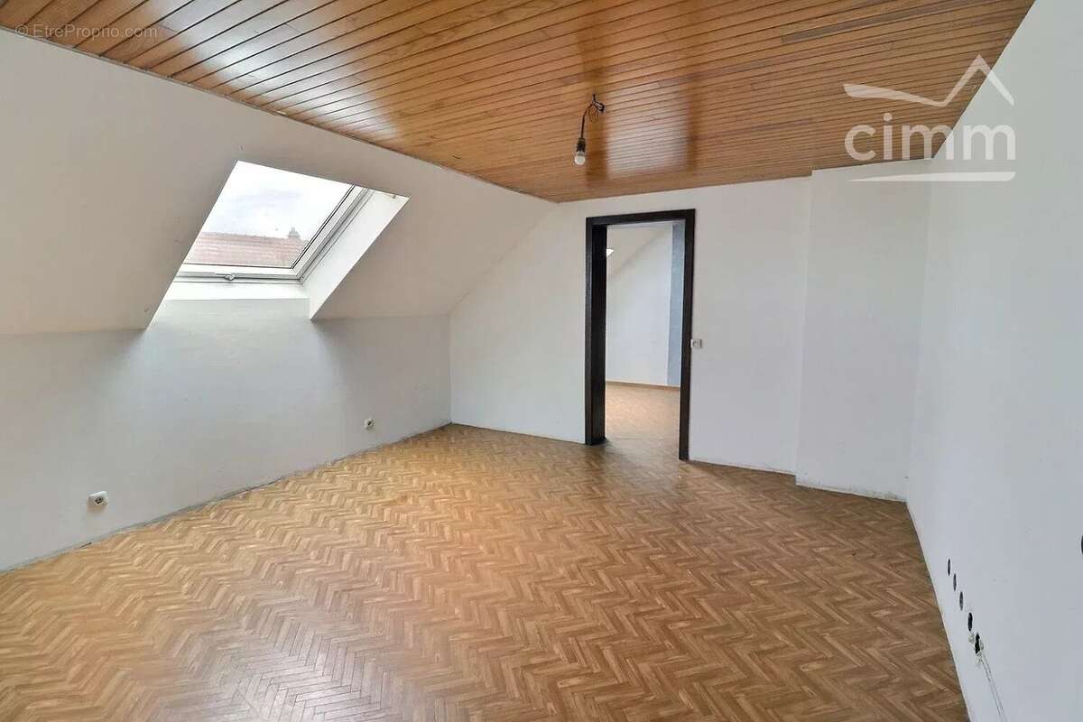 Maison mitoyenne de 200 m² à rénover avec jardin à ALSTING - photo 9