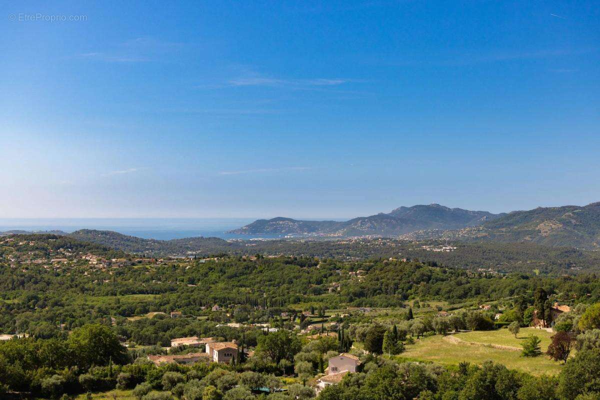 Maison à CHATEAUNEUF-GRASSE