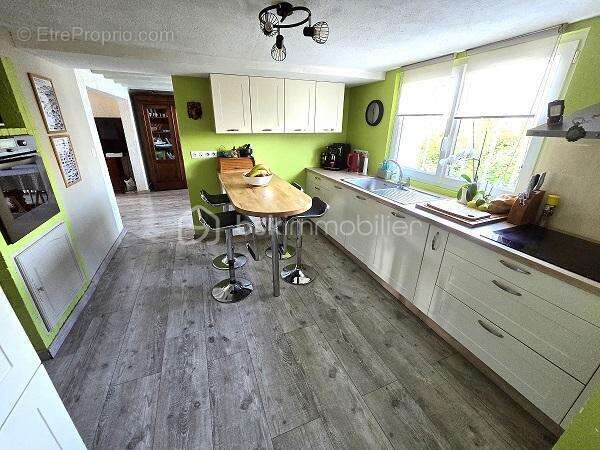 Maison de 120 m2 avec 4 chambres, 2 salles d'eau, une piscine sur un terrain de 828 m2 !!! - photo 9