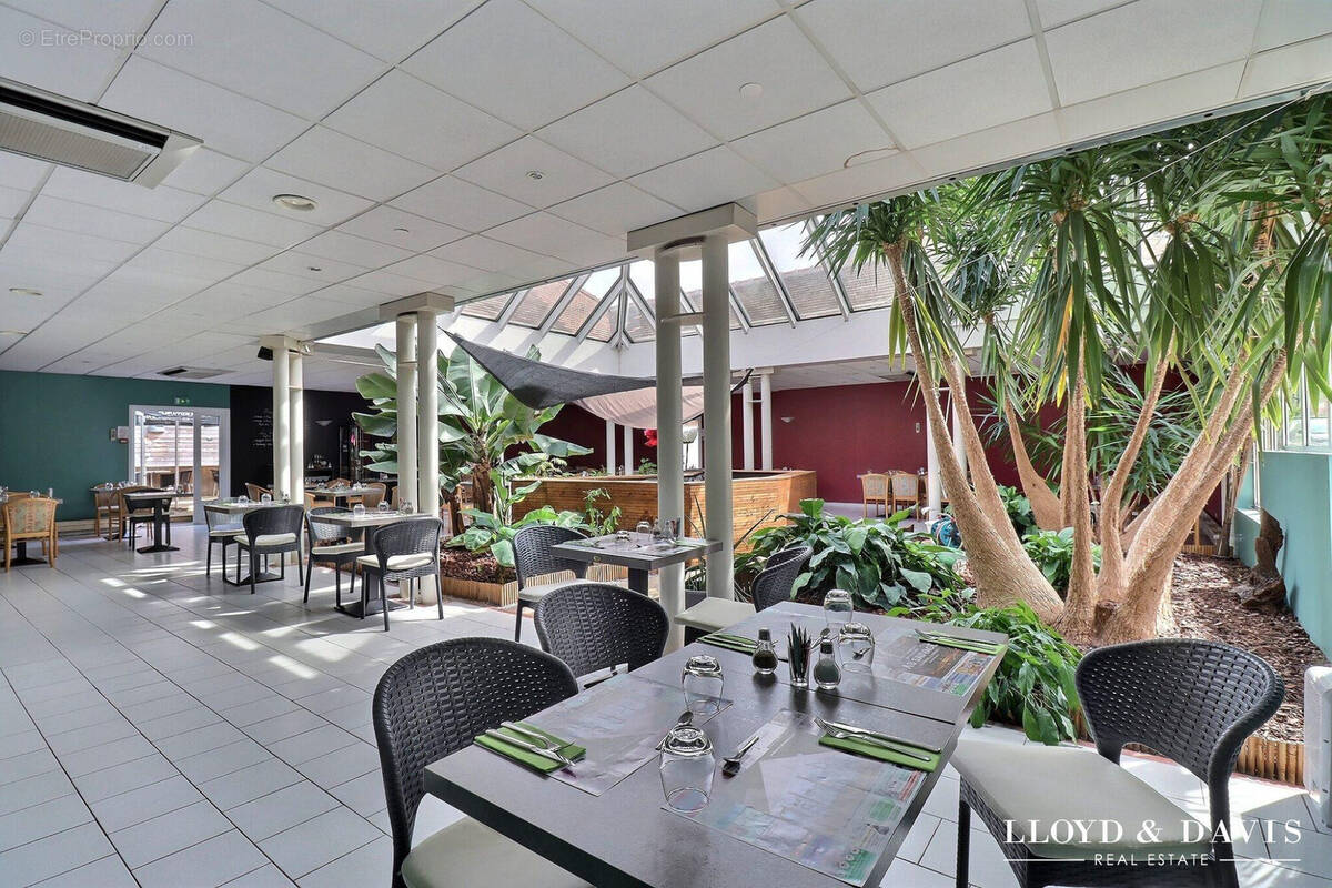 grande salle de restaurant - Autre à LORRIS