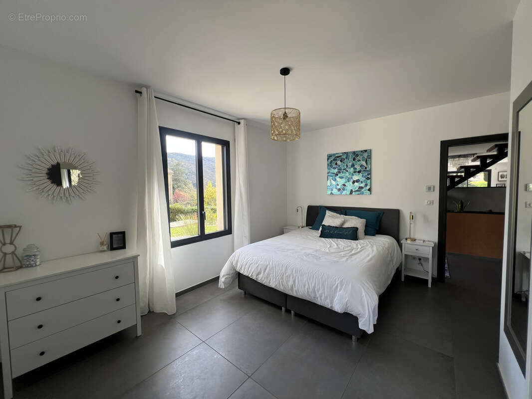 Maison à SAINT-LAURENT-DU-PAPE