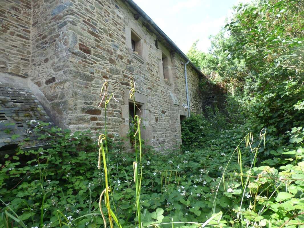Maison à LA ROCHE-DERRIEN