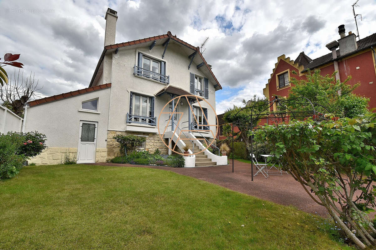 Maison à CHENNEVIERES-SUR-MARNE