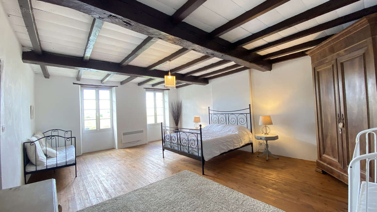 Maison à MORTAGNE-SUR-GIRONDE