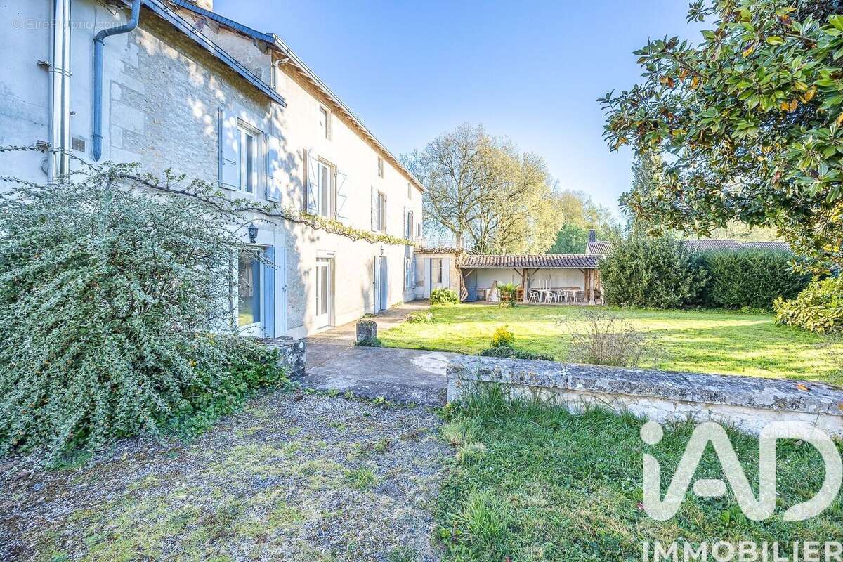 Maison 427 m² à Francois  - photo 2
