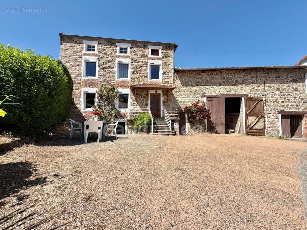 Maison de bourg de 100 m2, 3 chambres, terrain attenant de 371 m2 + 2450 m2 indépendant, 200 m2 de dépendances, caves, fibre opt - photo 6