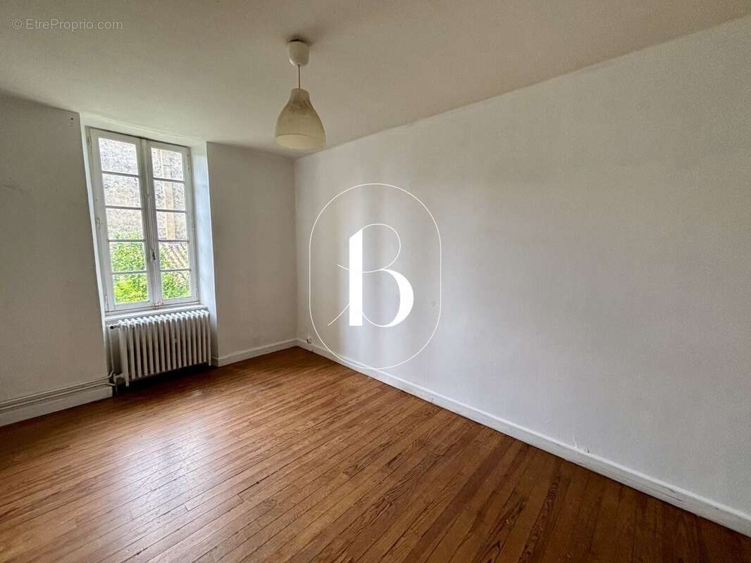 Maison à LAUDUN-L&#039;ARDOISE