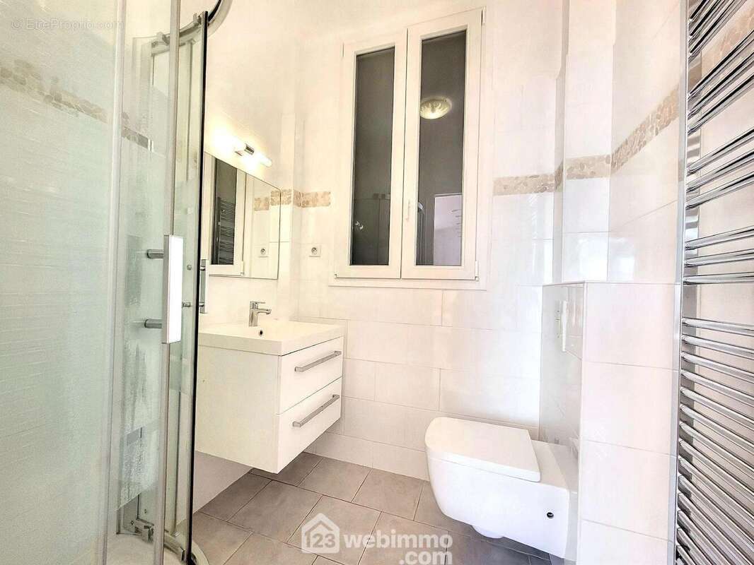 La salle de douche est attenante à la chambre et très fonctionnelle aussi. - Appartement à PARIS-8E
