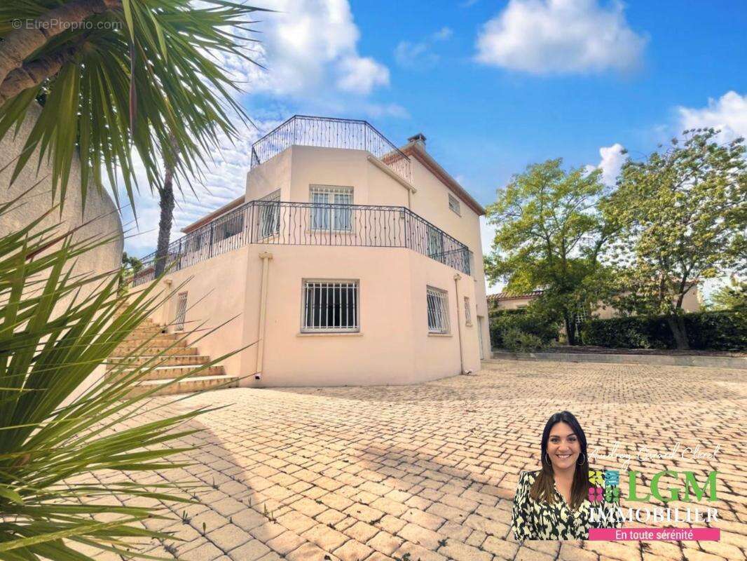 Grande propriété récente au calme, 6 chambres, ascenseur PMR, T2 indépendant, garage en sous-sol et parc - photo 2