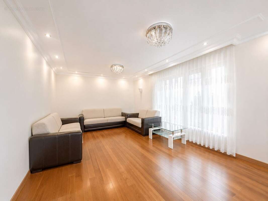 Salon spacieux et lumineux pouvant également servir de chambre de plain-pied ou d'espace détente selon les besoins de la famille. - Maison à VAL-DE-REUIL