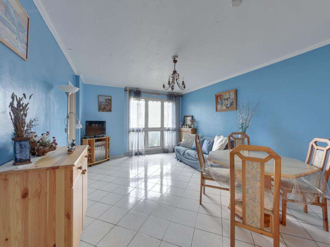 Appartement à VAUJOURS