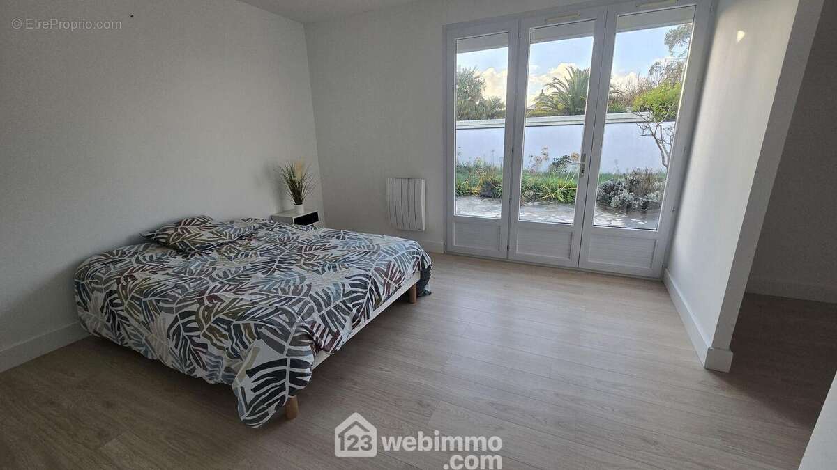 Chambre 1 de 17m2 avec dressing - Maison à JARD-SUR-MER