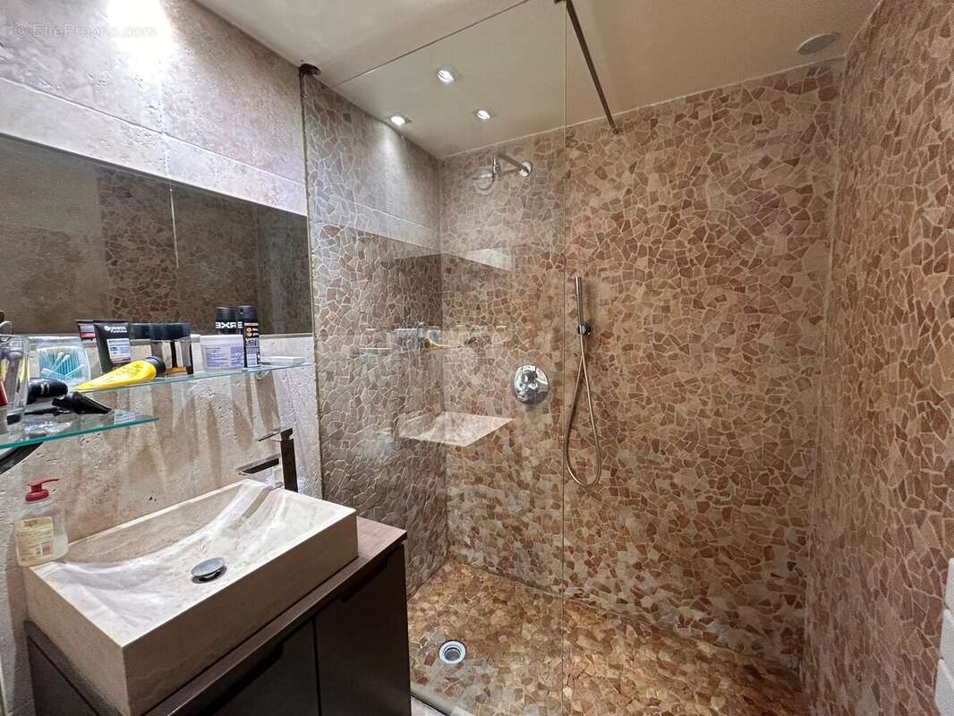 Appartement à SAINT-LAURENT-DU-VAR