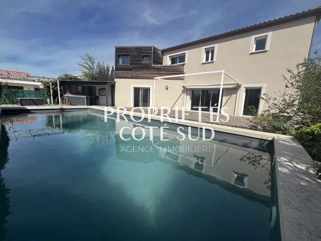 PUJAUT – Villa 166 m²  Piscine  Terrain 1 000 m² sans vis-à-vis  Vue village - photo 6