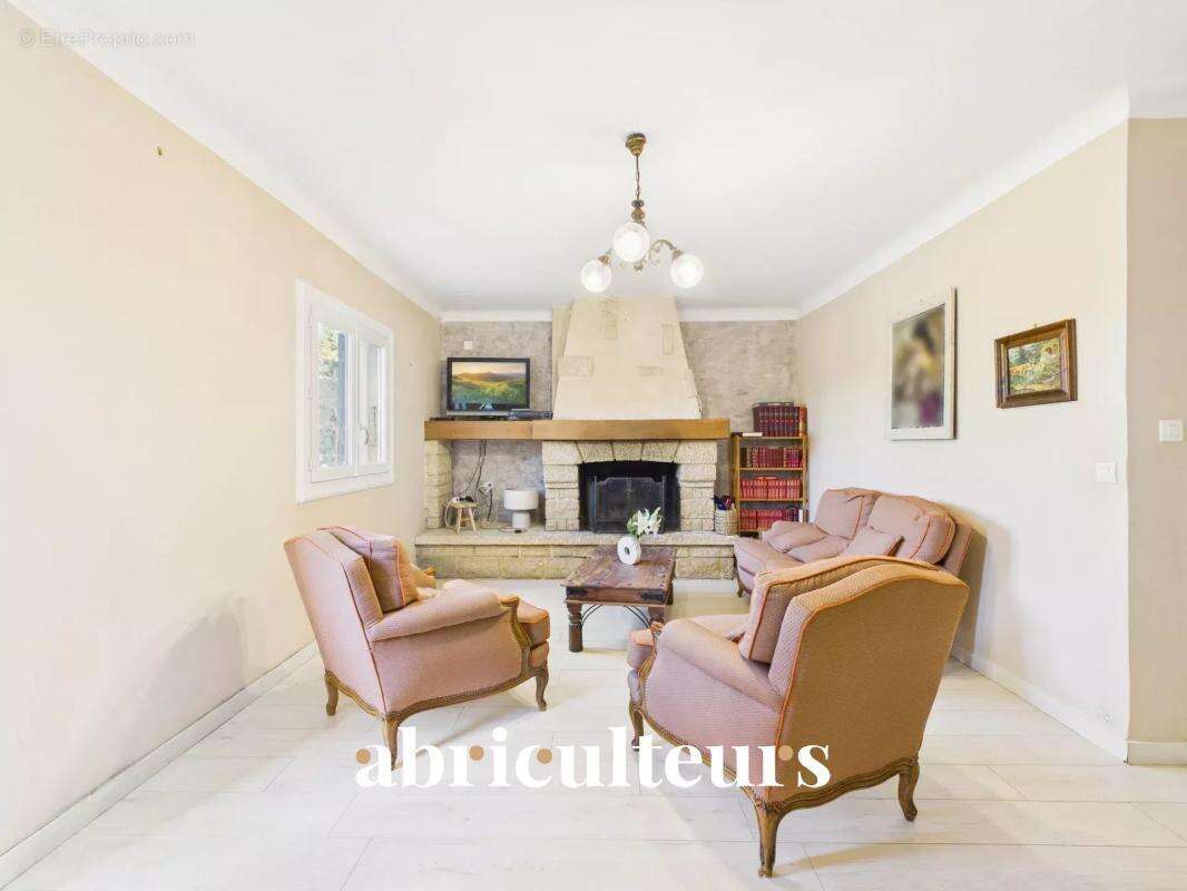 Maison à LA ROQUE-D&#039;ANTHERON