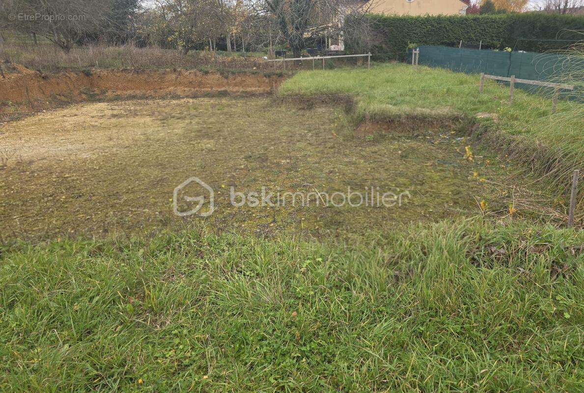 Terrain constructible de 1932 m² à Soucy - photo 3