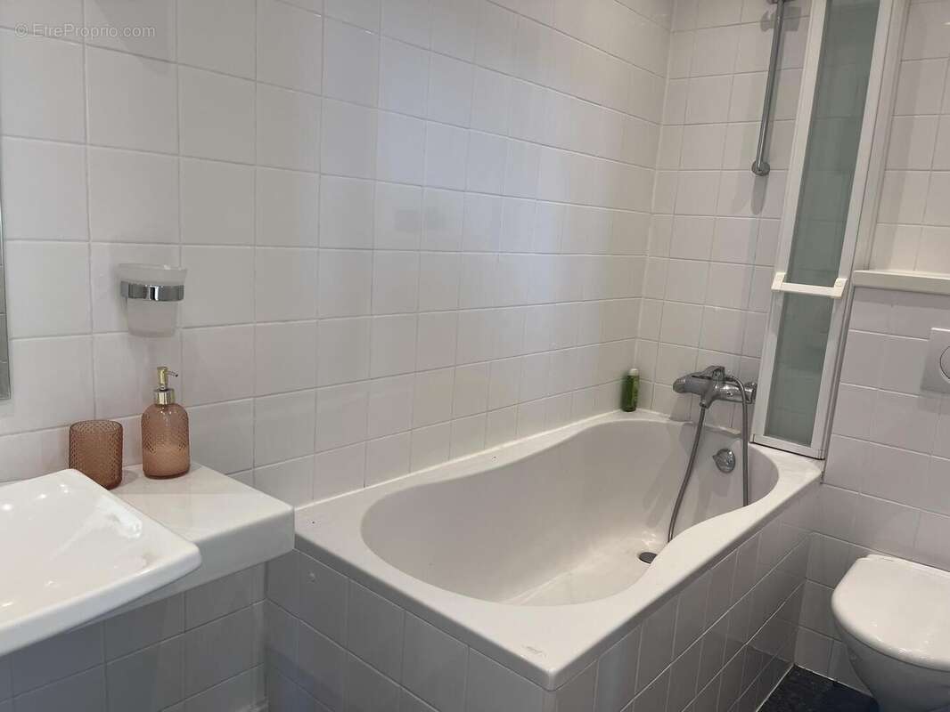 Salle de bains + WC - Chambre n°3 - Maison à CAJARC