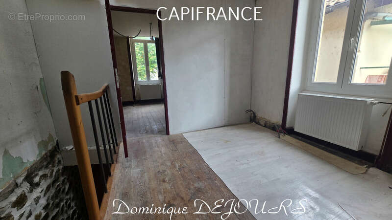 Maison à SAINT-SAUVEUR-DE-MONTAGUT