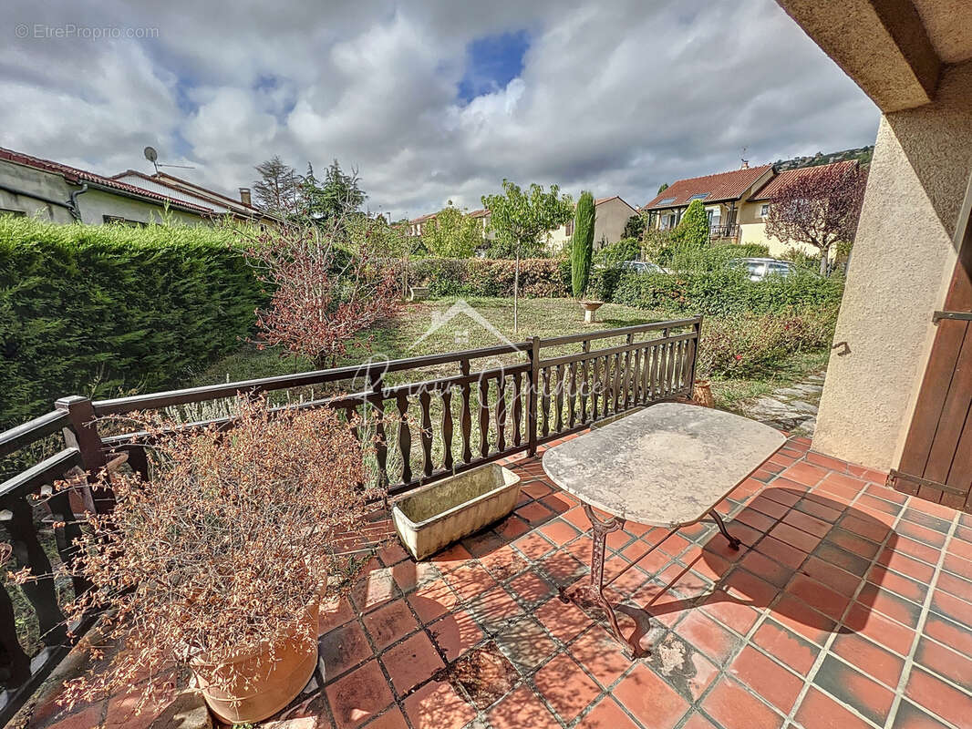 Maison à SAINT-GEORGES-DE-LUZENCON