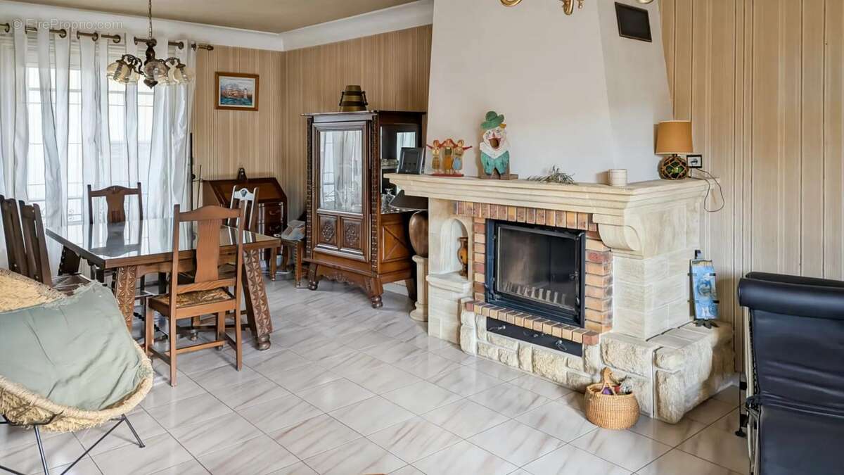 Maison à SAINT-LAURENT-DE-LA-SALANQUE