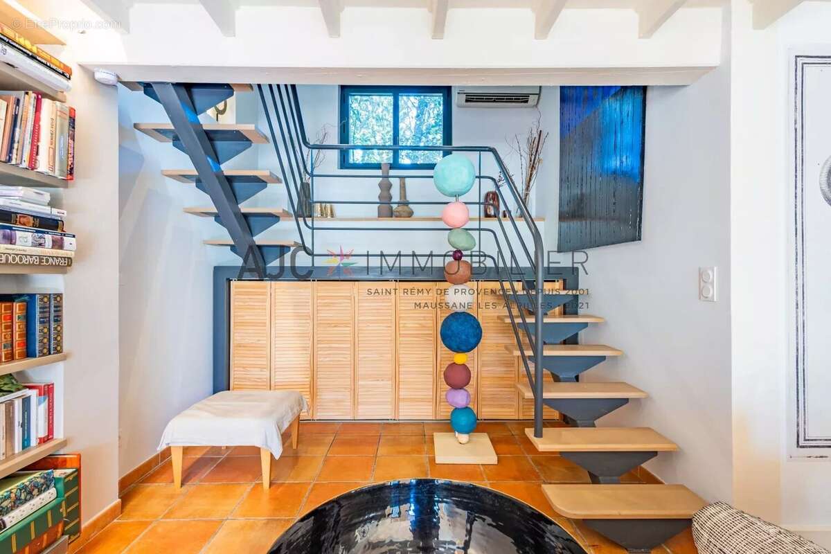 Saint-Rémy-de-Provence – À pied du centre, une maison rénovée au charme de la campagne - photo 11
