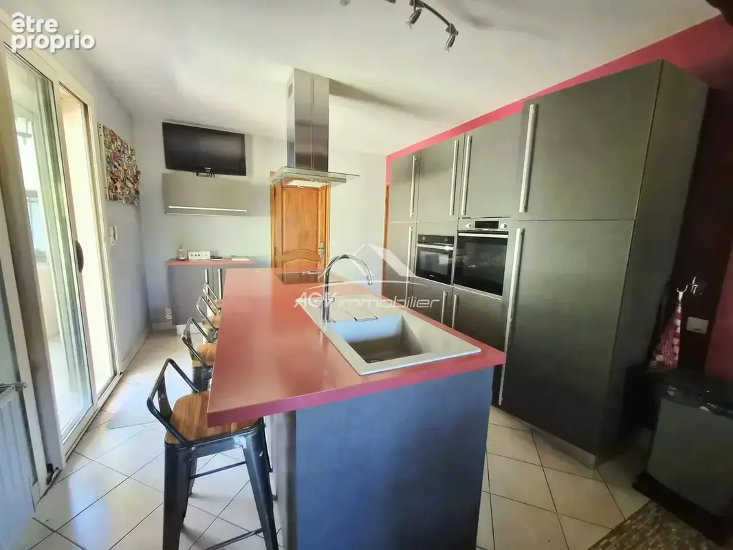 Maison trois chambres, avec piscine et 3884 m² de terrain - photo 4
