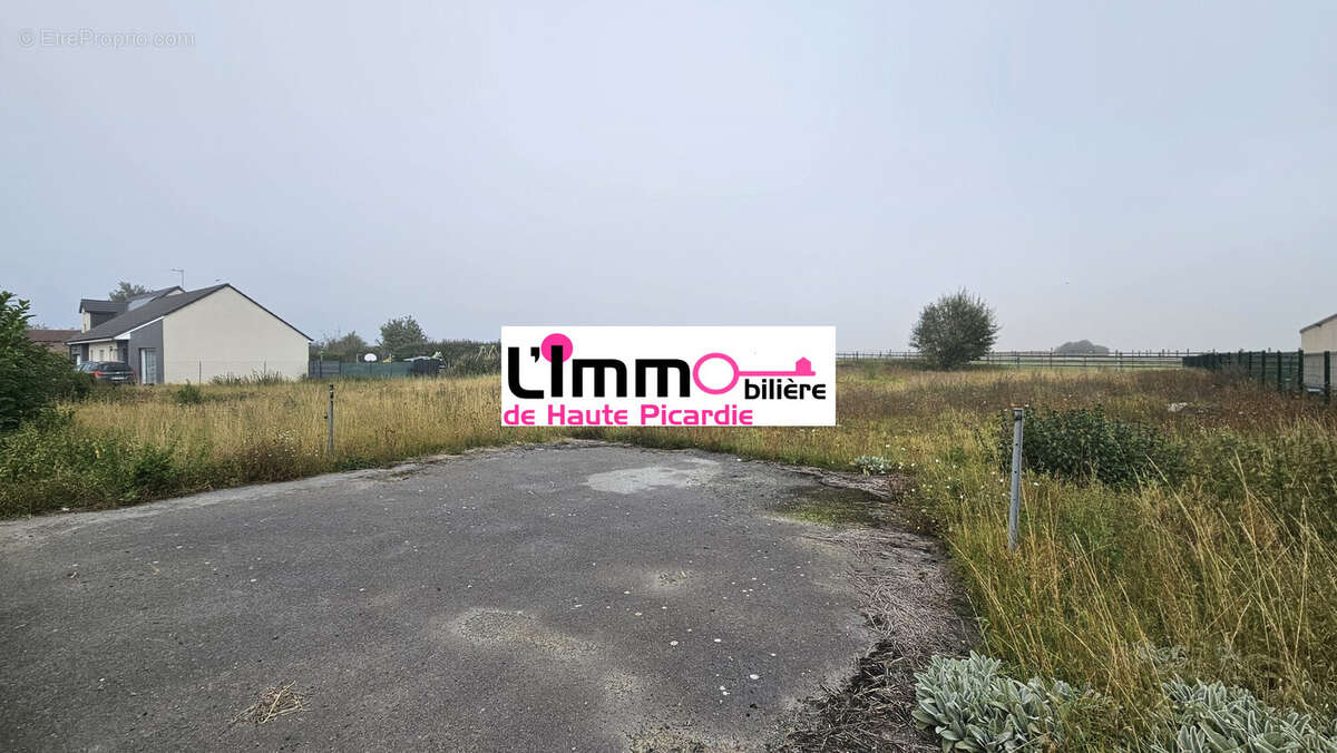 Terrain à ESTREES-DENIECOURT