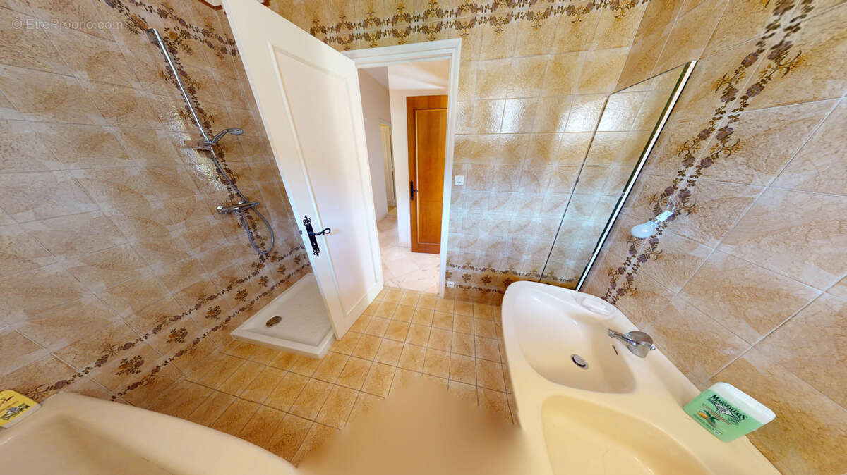 Appartement à SALLES-CURAN