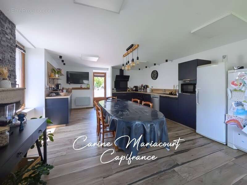 Maison en pierre rénovée de 173 m² – Terrain clos de plus de 4 500 m² – Dépendance de 155 m² – DPE C - photo 3
