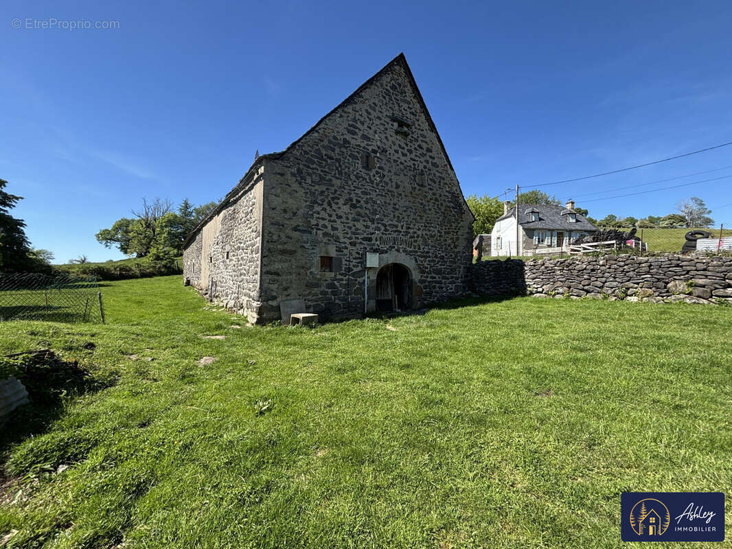 Corps de ferme à Trizac (Cantal) - Maison à TRIZAC