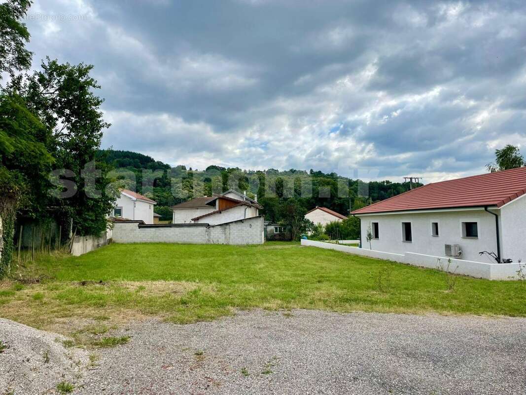 Terrain à SAINT-PIERRE-DE-BRESSIEUX