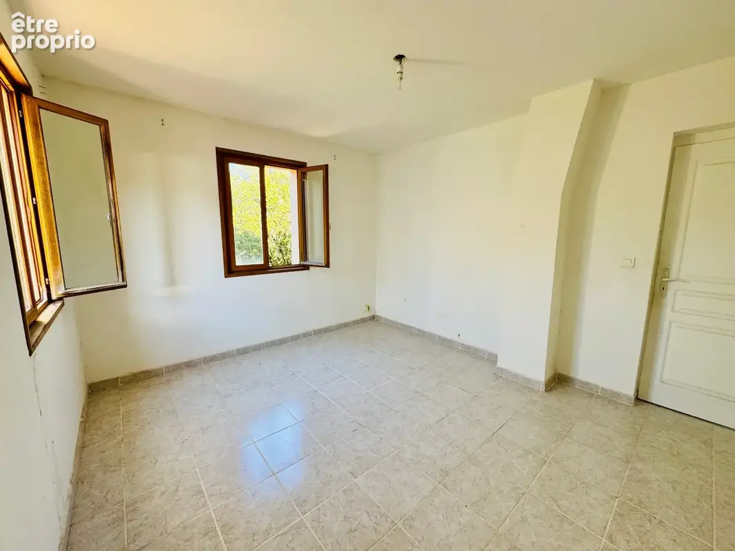 L’Île-Rousse – Maison 5 pièces, 3 niveaux avec terrasses, jardin et vastes garages – Centre ville et plage à pied - photo 6
