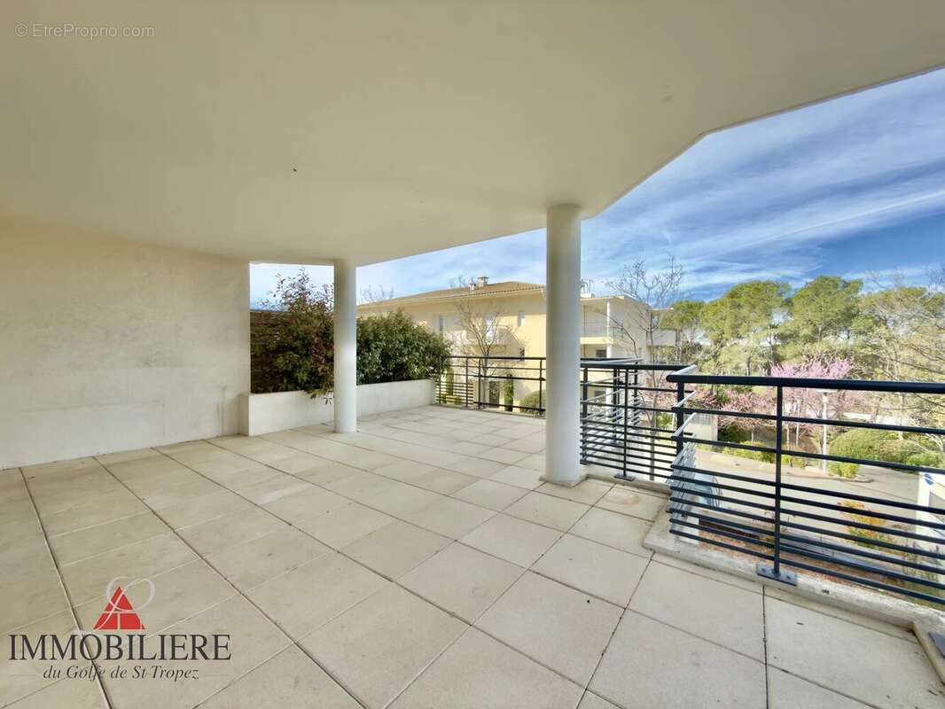 Appartement à ROQUEBRUNE-SUR-ARGENS