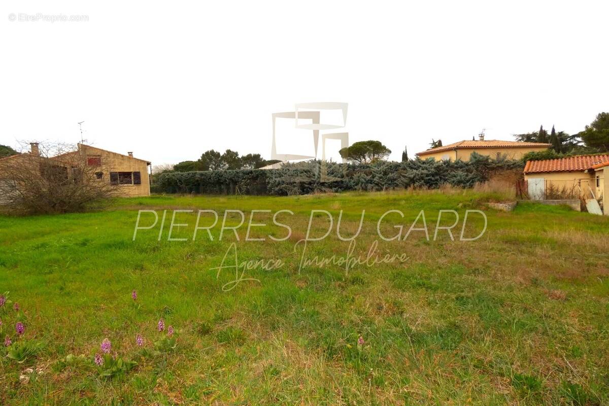 Terrain à SANILHAC-SAGRIES