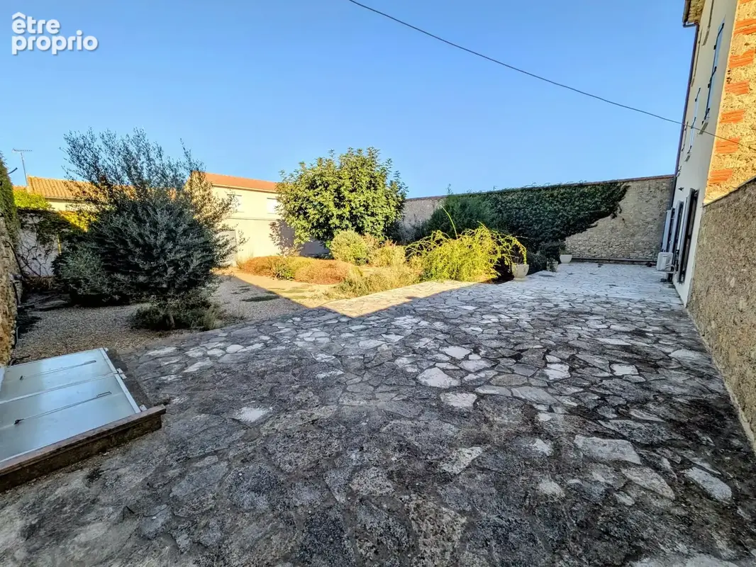 Vend maison de caractère de 280m2, grand garage, jardin, remise, 7 chambres à Magalas - photo 2