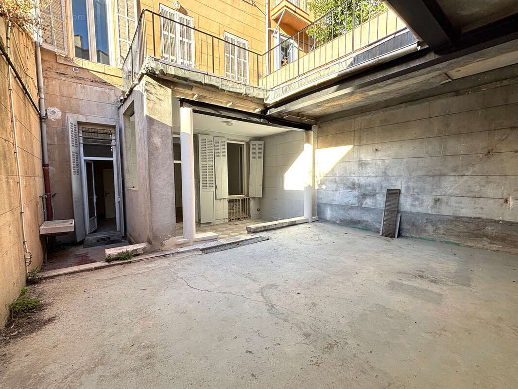 Appartement T2 + cour + dépendance - photo 2