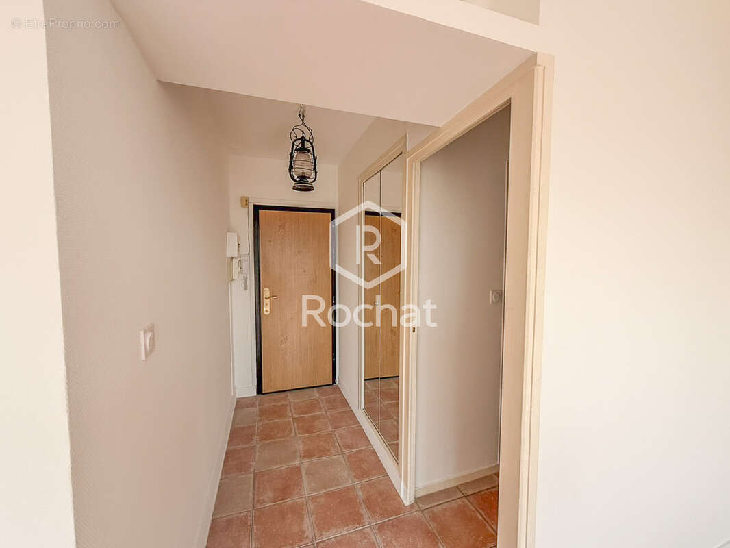Lyon 3   part-dieu - appartement rénové de 40,64m2 hab. avec balcon   garage fermé + cave - photo 10