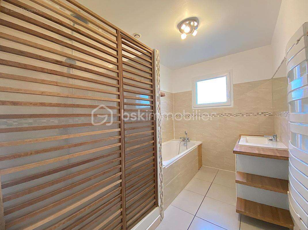Superbe maison de plain-pied en fond de lotissement (terrain piscinable et arboré) avec possibilité de construire 150m2 habitabl - photo 11