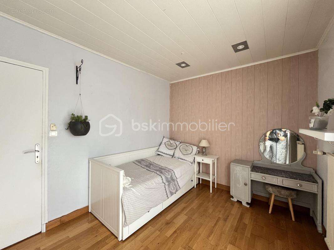 Maison familiale 108 m² – 3 chambres + bureau – Jardin – 2 garages - photo 10