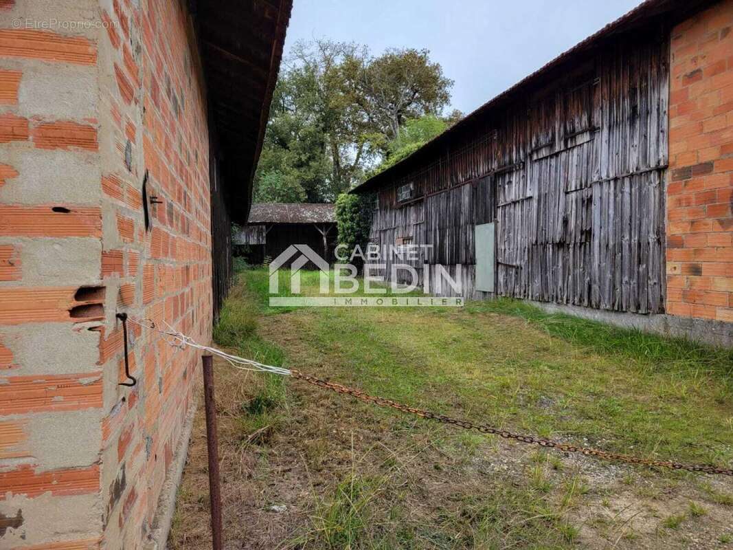 Parking à BELIN-BELIET