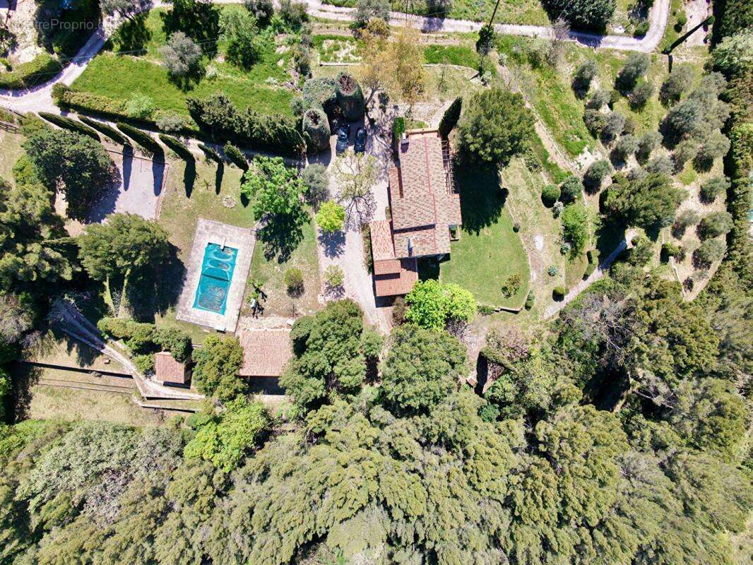 Le Castellet  Propriété de caractère au potentiel exceptionnel, au coeur d'un écrin de nature - 860 000 euros - photo 2