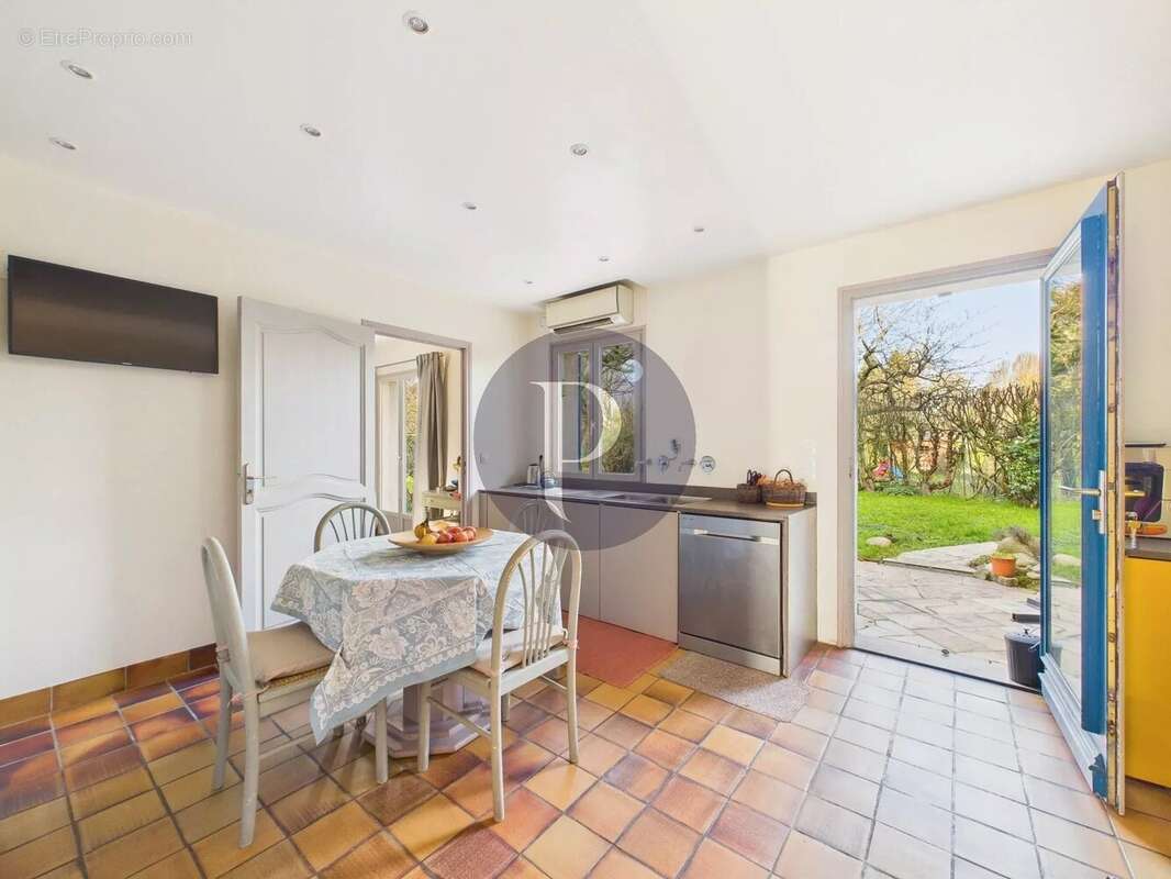 Maison à VERRIERES-LE-BUISSON