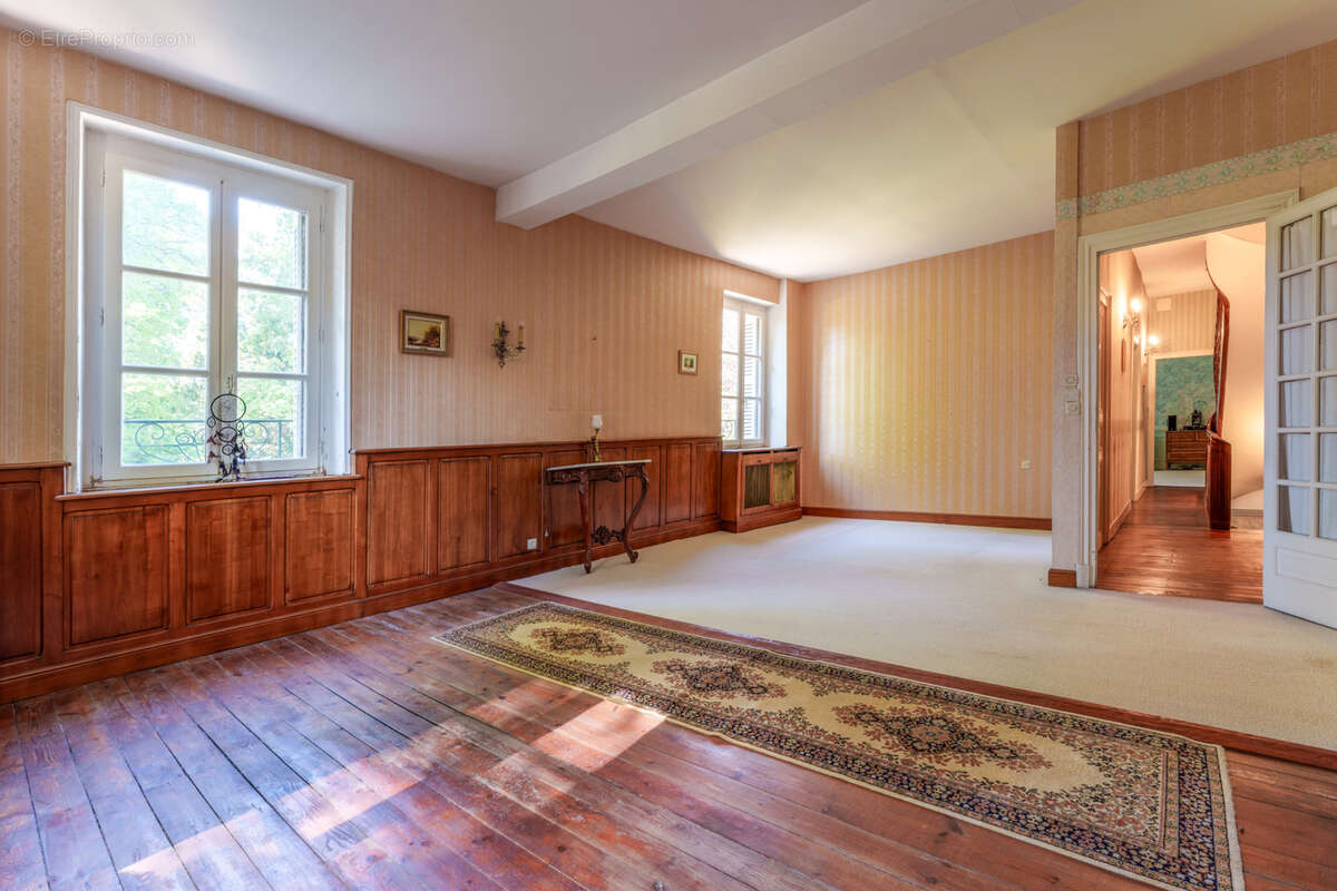 Maison à NEUILLE-LE-LIERRE