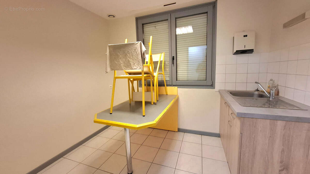 Commerce à FERRIERES