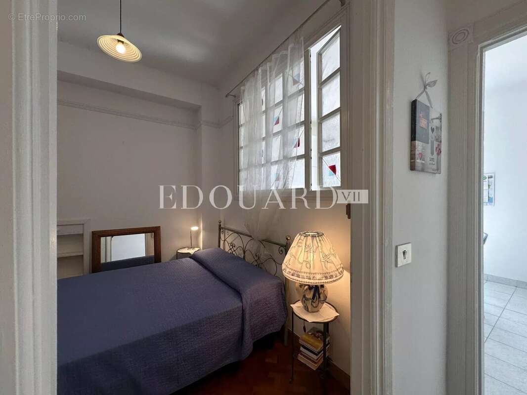 Vaste trois pièces à vendre avec belle vue sur la ville jusqu’à la mer, en plein centre de Menton - photo 8