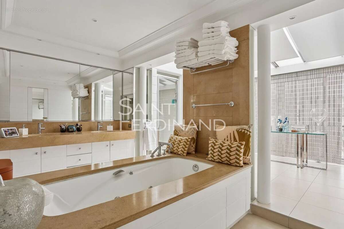 Appartement à NEUILLY-SUR-SEINE