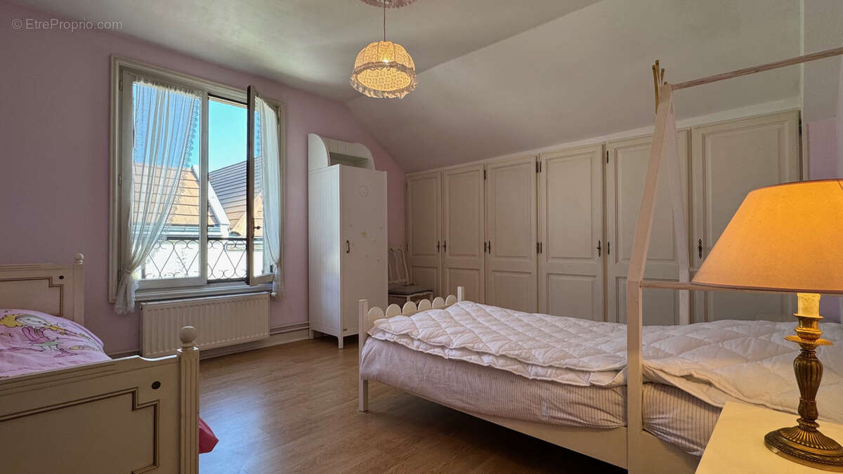 Maison à CHANTELOUP-LES-VIGNES