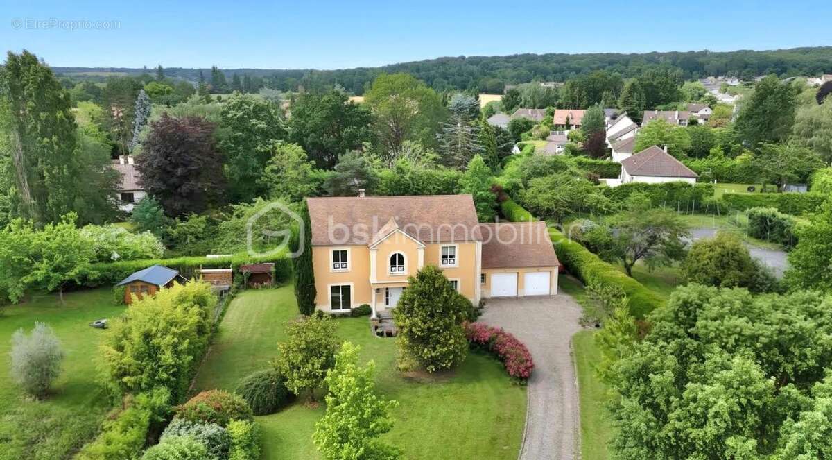 Maison à LA QUEUE-LES-YVELINES